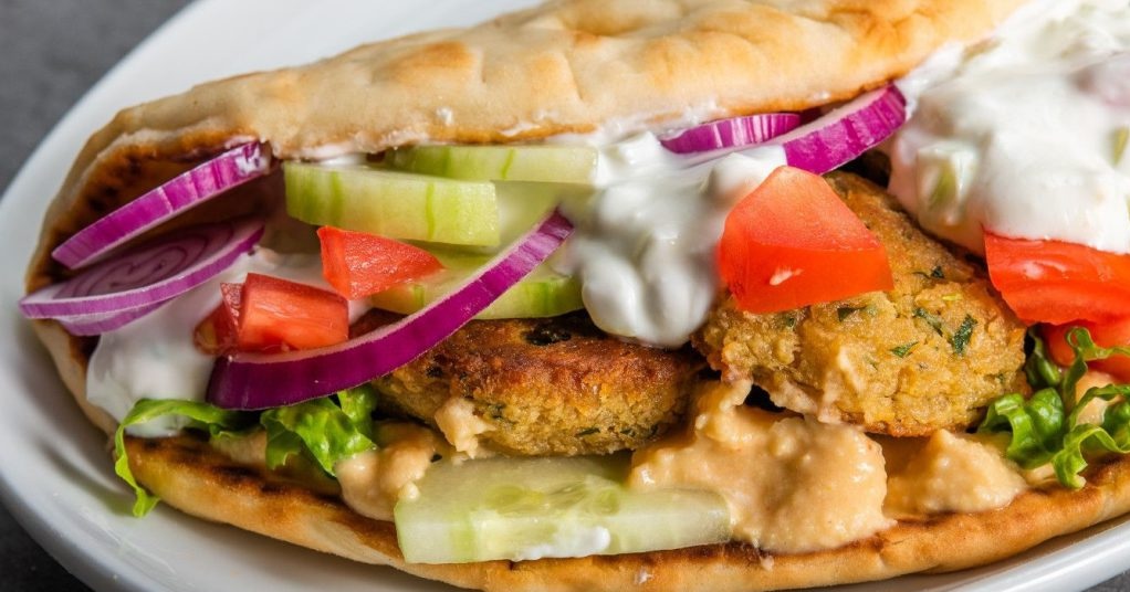 脆烤沙拉三明治佐TZATZIKI 希臘醬汁