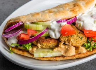 脆烤沙拉三明治佐TZATZIKI 希臘醬汁