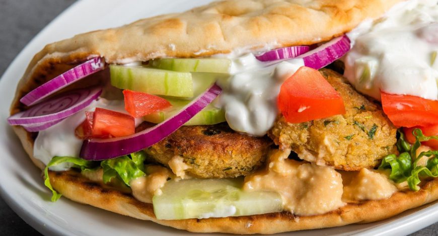 脆烤沙拉三明治佐TZATZIKI 希臘醬汁